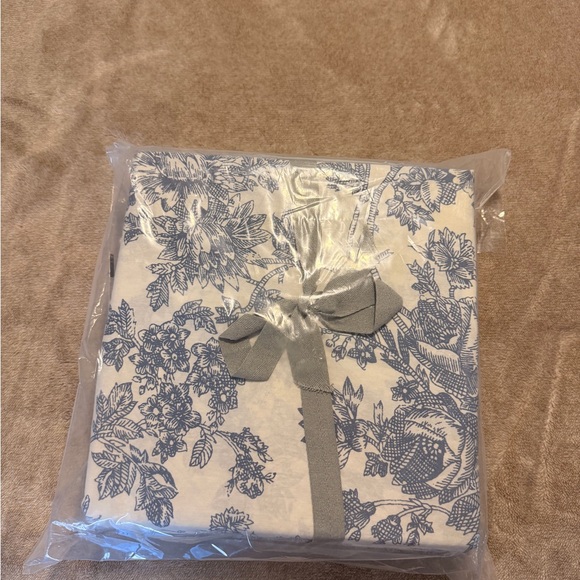 Urban Outfitters duvet cover set in toile blue color BRAND NEW
